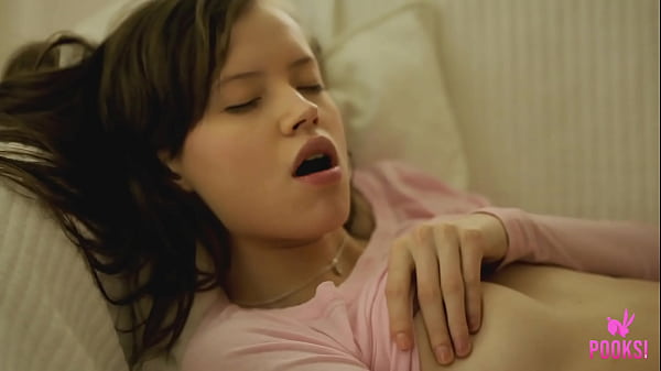 A buceta pingando da morena peituda Lynn devora um vibrador de vidro em uma foda solo!