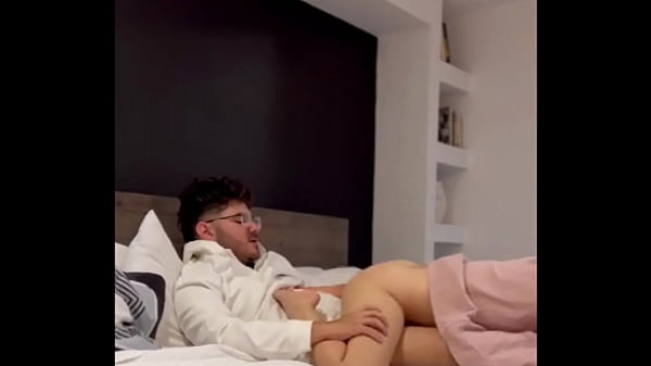 DESPUES DE UNAS COPAS ME LLEVO LA CALLADA DEL GRUPO AL HOTEL ME DEJA LA POLLA HINCHADA Y TERMINA TOMANDOSE TODA MI LECHE