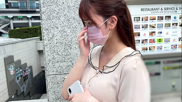 Gonzo sexo com uma senhora de escritório com proporções impressionantes. Ela é masoquista, então ela quer ser intimidada quando faz sexo. Pornô caseiro amador japonês.