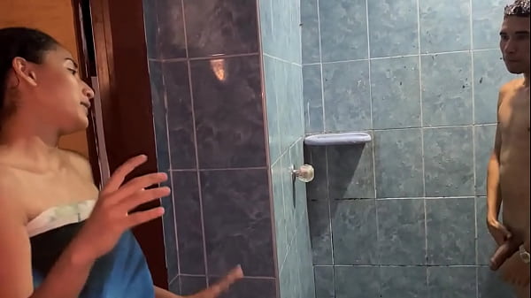 COMPARTO LA DUCHA CON MI CUÑADA INDIA DE ENORMES TETAS Y TERMINAMOS FOLLANDO DE PIE EN EL BAÑO HASTA DEJARLE EL COÑO BOQUIABIERTO