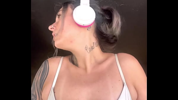 Fiquei com tanto tesao na academia que tirei os peitos pra fora !