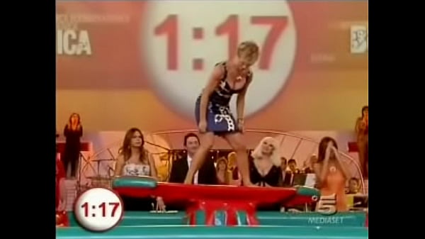 Buona Domenica Upskirt and Downblouse Game - Indoor Surfing Thumbnail