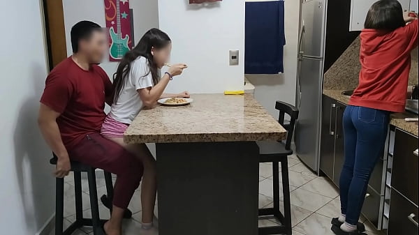 Me Gusta Comer Sentada en las Piernas de mi Tio