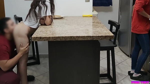 Me Gusta Comer Sentada en las Piernas de mi Tio