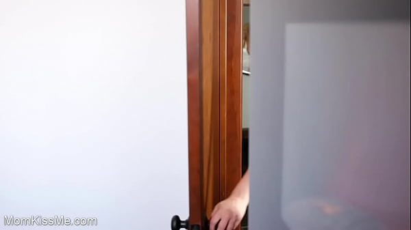 Horny young stepdaughter seduce her stepmom