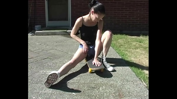 Zoe patinadora amadora mostra seus mamilos perfurados e mostra a buceta