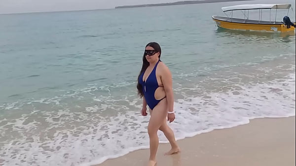 Esposa latina vagabunda passeando na praia conhece Safado e transa com ele sem camisinha Leite dentro da vagabunda 2