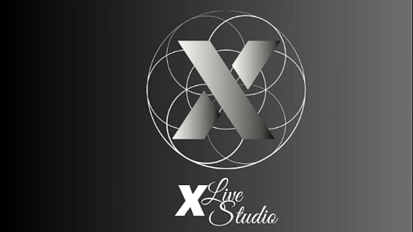 Esta pequena loira está lutando para ser a primeira a chupar meu pau