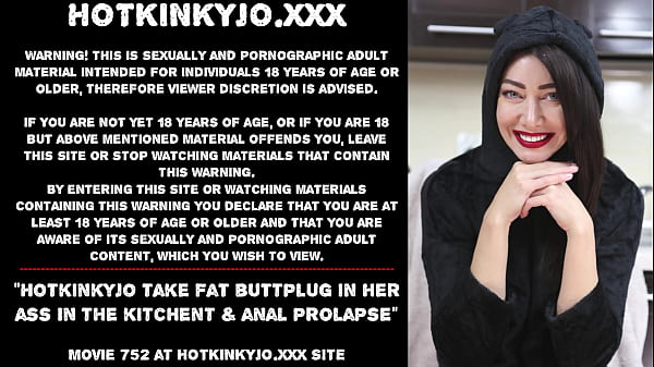 Hotkinkyjo enfia um plug anal grosso no cu na cozinha e sofre prolapso anal.