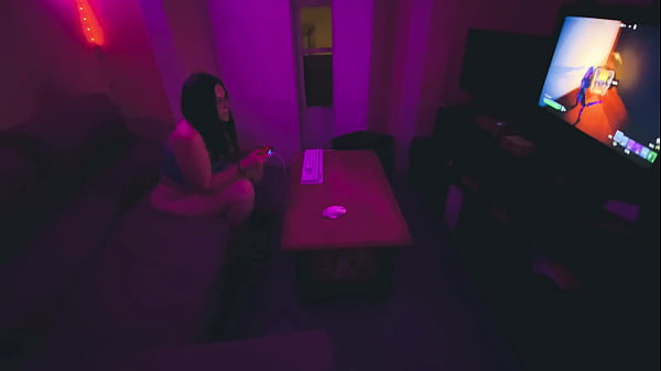 me follo a mi compañera de piso gamer y me corro en sus pies