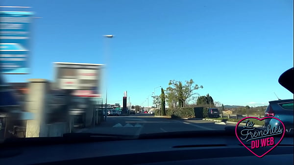 Sabrina, coquine aux courbes divines, a envie de sexe