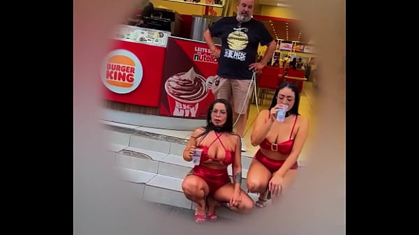 Muita indignação e repercusão ao passear com a modelos em coleiras na avenida mais movimentada do Brasil