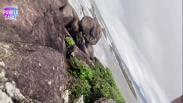 Novinho maceta rabuda na praia na frente de todos