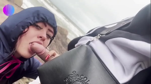 Novinho maceta rabuda na praia na frente de todos