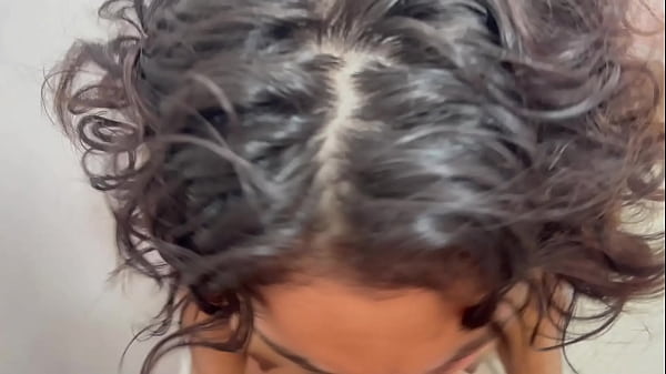 Comparto baño con mi tímida hermanastra y terminamos haciendo la mejor cogida de nuestras vidas y me le corro rico en su boca.