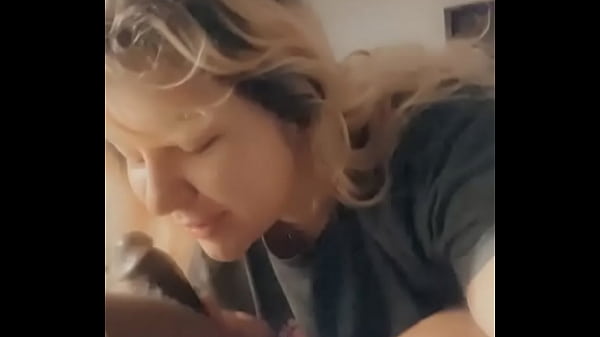 Bigbootilatte envolve seus lábios rosados em volta do meu pau preto