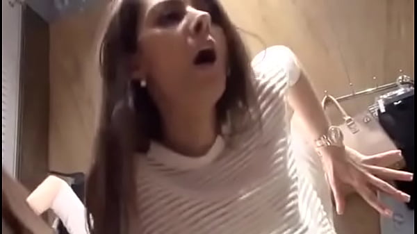 novinha perfeita usando vibrador no provador