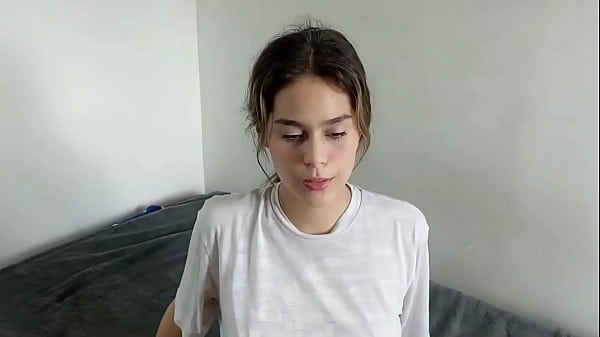 Minha meia-irmã mais nova finge ser minha namorada como desculpa para eu transar com ela com força.