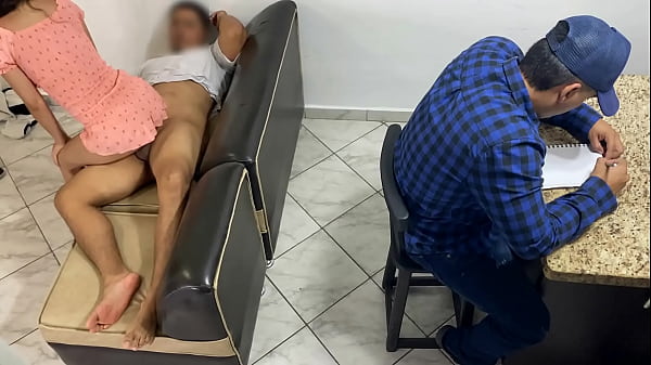 O amigo do meu namorado me deu massagens e eu gosto de ser tocada e fodida ao lado do meu namorado distraído