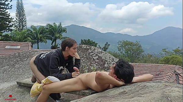 Me follo a la cachonda de mi hermanastra a escondidas de nuestros padres en un viaje familiar.