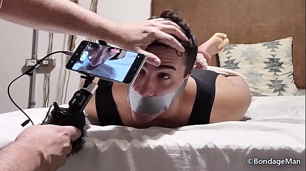 Modelo de luta livre de Dio Characi pela primeira vez amarrado e amordaçado gemendo indefeso em fita hogtied e rígido amordaçado | Por trás das cenas