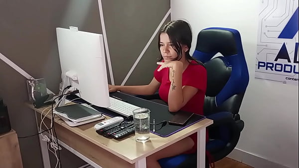 Mi hermanastra guarda el secreto cuando me ve masturbándome de no contarle a mis padres a cambio de follarla duro.high