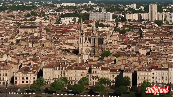 Lisa, blonde en chaleur, adore la bite tout comme la chatte humide