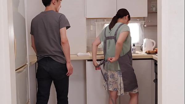 初めて彼女が出来たのに…彼女のお母さんに童貞を奪われた　川上ゆう