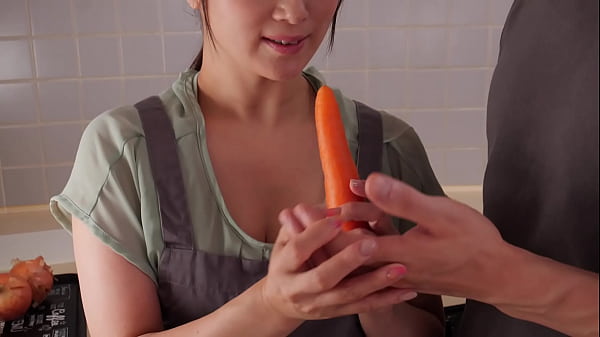 初めて彼女が出来たのに…彼女のお母さんに童貞を奪われた　川上ゆう