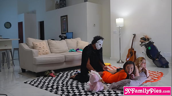 Pequena meia-irmã e melhor amiga em festa de Halloween assistindo filmes de terror