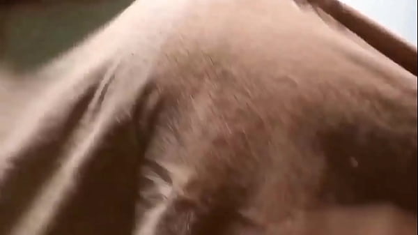 Mi cuñada se queda en casa y se pasea en toalla, no me resisto y caigo en la tentacion de follarmela