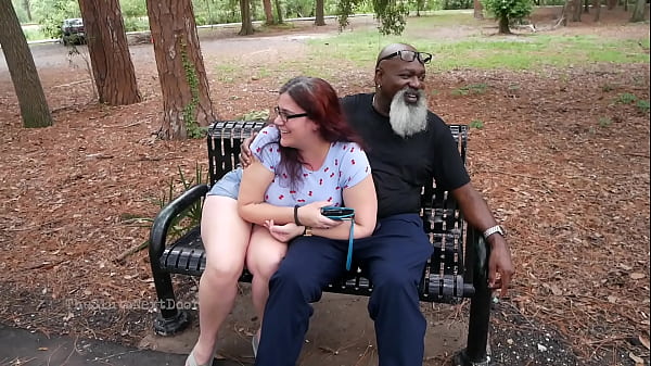MILF nerd se masturba e chupa um pau preto no parque