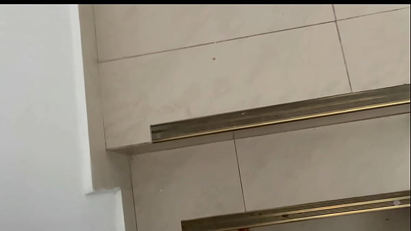 me follo duro a mi pequeña hermanastra mientras la espió en la ducha 1PT