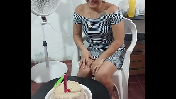 Eu canto "la mañanitas" para ele antes de lhe dar leite com minha tia. Trio.