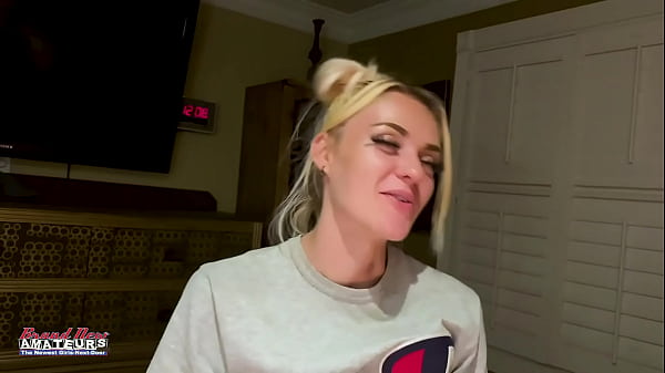 Szőke kiskacsa izgatja nedves punciját és duci cicijét