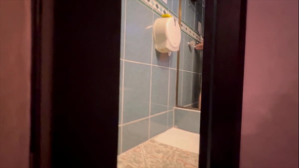 Grabo a la puta rubia del trabajo masturbándose en el baño.