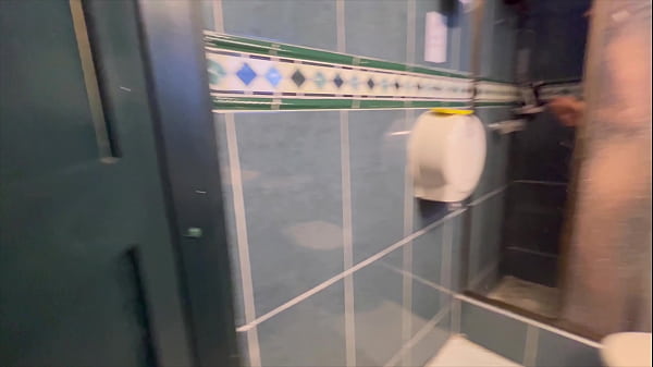 Grabo a la puta rubia del trabajo masturbándose en el baño.