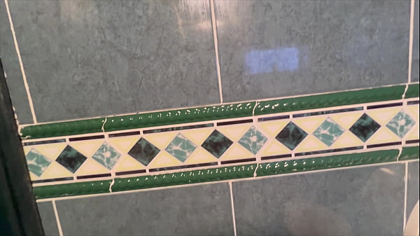 Grabo a la puta rubia del trabajo masturbándose en el baño.