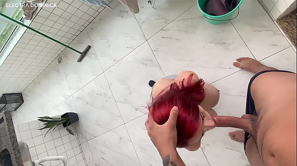 Contratei essa empregada e fiquei louco com essa bunda grande, ela é muito safada, quase minha mulher me pega no flagra