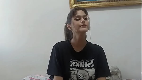 MI HERMANASTRA ME PIDE AGUA PARA EL DOLOR DE GARGANTA Y TERMINA CON MI VERGA EN LA BOCA ESCURRIENDO SEMEN POR SUS LABIOS
