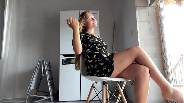 The girl seduces the gardener and squirts right by the window