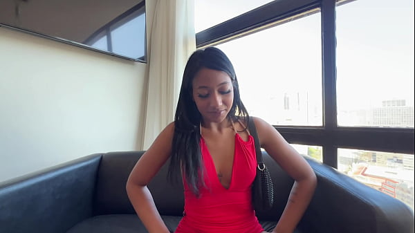 Essa morena novinha chupou 2 paus e deu o cú numa suruba bem quente