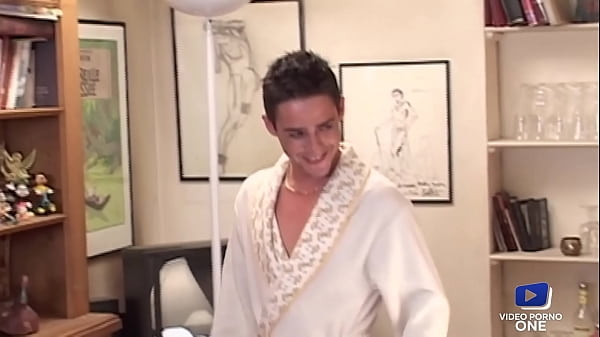 Alex, blonde nymphomane, ramène un jeune homme à grosse bite