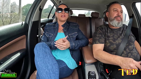 A mineira da buceta gigante entra na carona e diz que está de volta com a corda toda - Thiara Fox