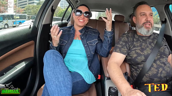 A mineira da buceta gigante entra na carona e diz que está de volta com a corda toda - Thiara Fox