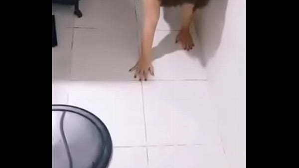 Cuspi, mijei e caguei na boca da minha puta antes de gozar no cabelo podre dela