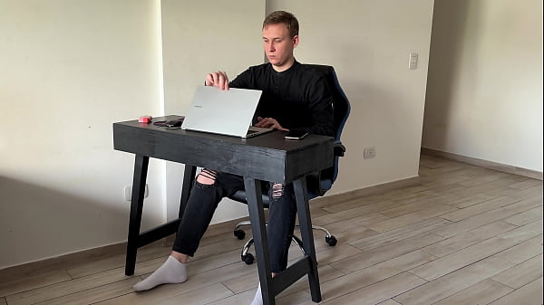 (4K) He Couldn’t Work with Me Under the Table