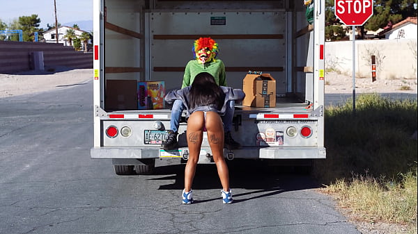 U-Haul Mover fode dona de casa excitada do lado de fora enquanto seu marido está em casa sendo preguiçoso