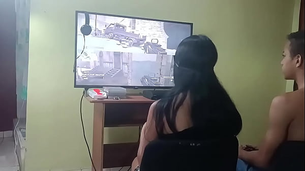 Minha namorada perde comigo brincando e é a vez dela me dar um bom oral e umas deliciosas sentada na cadeira