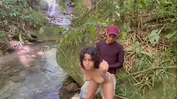 Le doy la mejor follada de su vida en la selva a linda chica desconocida a cambio de darle posada. H.L.